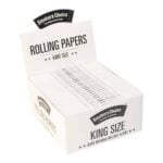 Revideret alternativ tekst: En udstillingsboks med rullepapir i et slankt hvidt design med sort tekst, med sætningerne "Det originale danske papir" og "Langsomt brændende rullepapir.