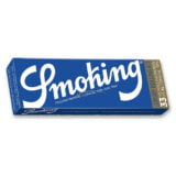 Et luksuriøst rolling kit præsenterer sig med en dyb blå farve og en glat tekstur. Sættet indeholder en sort, flad æske med en guld lynlås og indvendige rum til opbevaring. Der er en metallisk, elegant papirholder og en lille, fin kværn. Det samlede design udstråler stil og funktionalitet med velovervejet placering af elementerne.