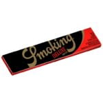 Smoking - Deluxe King Size Slim-papirerne har et stilfuldt sort og rødt design, ideelt til dem, der værdsætter kvalitet i hver stykke papir.