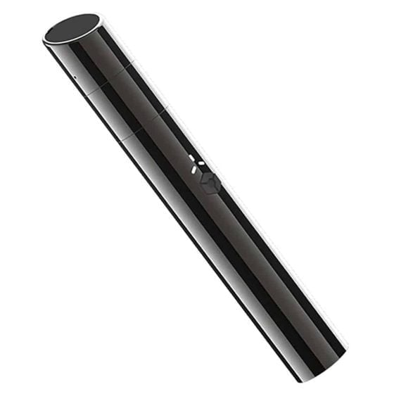 En metalpen med en slank, cylindrisk form pryder sig i en dyb, mørk farve. Penens krop fremstår med en glat, blank overflade, mens detaljer som en skrue og en clip til fastgørelse er synlige. Der er en lille, rund åbning i enden, som afslører en blækpatron. Omkring penne er der en række sten i varierende størrelser og nuancer, der skaber en naturlig tekstur.
