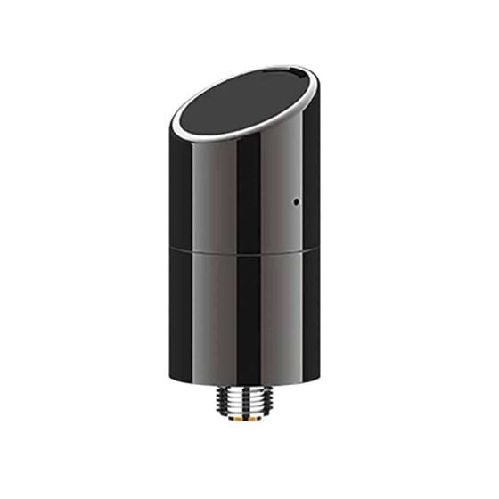 En sætning af værktøjer til stenhugning præsenteres med en klar, metallisk pen med en slank, cylindrisk form. Pens spids er skarp og markeret, mens grebet har en struktureret overflade for bedre kontrol. I baggrunden ses en sort, flad overflade, der understøtter værktøjet. Derudover er der en sort og hvid emballage, der indeholder detaljer om produktet.