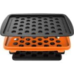 Filling set til doseringskapsler præsenterer en række plastkomponenter i sort og grå. En cylindrisk beholder står centralt, omgivet af en skovl og en lille skive med præcise måleenheder. Kapslerne er designet til at passe perfekt ind i beholderen. Overfladerne er glatte med en mat finish, og der ses tydelige linjer og konturer, der skaber en struktureret fremtoning.