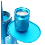 Stundenglass Gravity Hookah præsenterer sig med en glaskrop i klar og blå nuancer, der skaber en elegant kontrast. Den slanke, cylindriske form er afsluttet med en bred bund, der giver stabilitet. Slangen er fremstillet af fleksibelt materiale, mens mundstykket har en glat, metalfinish. Det samlede design udstråler en moderne æstetik med en minimalistisk tilgang.