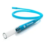 Stundenglass gravity hookah præsenterer en slank, transparent glaskrop med en let svungen form. Den øverste del har en buet, metallisk mundstykke, der afspejler lys i nuancer af sølv. Bunden er udstyret med en stabil fod, der giver en solid base. Det samlede design er elegant og moderne, med en minimalistisk æstetik og subtile detaljer, der fremhæver glasset.