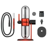 Stundenglass x Tyson 2.0 Gravity Hookah præsenterer en glaskonstruktion med en elegant, krystalblå farve og en slank, futuristisk form. Den har en bred, rund bund og en smal hals, der afsluttes med en sort, mat metal top. Det transparente glas giver mulighed for at se den indvendige struktur, mens en glinsende slange tilsluttes toppen.