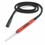 Stundenglass x Tyson 2.0 Gravity Hookah præsenterer en elegant, cylindrisk vase i klart glas med en glat overflade. Den har en moderne, minimalistisk form med en bred bund, der smalner mod toppen. En slank metalstud med et børstet finish er tilsluttet, og en fleksibel slange i sort gummi er fastgjort. Det samlede udtryk er stilrent og funktionelt.