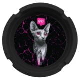 Et askebæger i silikone måler 80 mm i diameter. Det har en rund, flad form med en let hævet kant. Farven er en dyb, mørkegrå, der fremstår ensartet. Overfladen er glat og blød med en mat finish, hvilket giver et moderne udtryk. Der er en lille åbning til aske, som er placeret jævnt langs kanten.