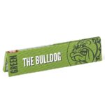 Papirark i en lys grøn farve med en glat overflade, prydet med små, diskrete logoer og tekst, der angiver mærket "The Bulldog Amsterdam". Formen er rektangulær, og kanterne er skarpe. Papiret er tyndt og fleksibelt, hvilket gør det nemt at rulle. Mønsteret har en let struktur, der tilføjer en subtil tekstur.
