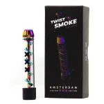 Twisted glass blunt præsenterer et farverigt, regnbuefarvet design med en glat, gennemsigtig overflade. Det er formet som en lang, snoet cylinder med afrundede ender. Mønsteret skaber en visuel dybde, mens den glinsende overflade reflekterer lys i forskellige nuancer. Kanten er skarp og veldefineret, hvilket fremhæver den håndværksmæssige detalje.