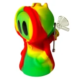 En rørformet genstand med en længde på 11 cm, fremstillet af glas. Den har en klar, glansfuld overflade med farverige rasta-mønstre i rød, gul og grøn. Indersiden præsenterer en glat tekstur, mens den udvendige overflade har en let buet form. Et lille mundstykke er placeret i den ene ende, og en skål til indholdet findes i den modsatte ende.
