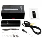 En vaporizer består af en cylindrisk krop i børstet metal med en mat sort overflade. Den har en rund, gennemskinnelig glasbeholder med en let buet form. En del af enheden er udstyret med en digital skærm med klare, hvide tal og symboler. Der er flere små, runde knapper placeret under skærmen til betjening.