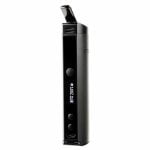 Vaporizerens front har en glat, sort overflade med en mat finish. En digital skærm er placeret centralt, omgivet af en sølvfarvet ramme. Under skærmen findes tre knapper, der er let buede og har en sølvfarvet farve. En tynd, rektangulær åbning til dampudgang ses øverst. Designet er minimalistisk og moderne med en strømlinet form.