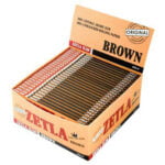 Åben kasse med Zetla - Brown King Size Slanke rullepapir med flere pakker, der viser en 100 % naturlig arabisk gummi-etiket.
