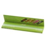 Åbn en grøn pakke Zetla - Green King Size Slim rullepapir med synlige blade og branding.