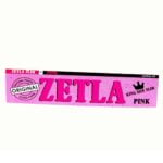 Zetla - Pink King Size Slim rullepapir-pakken er elegant udstillet mod en uberørt hvid baggrund.