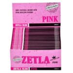 En kasse Zetla - Pink King Size Slim rullepapir står oprejst, med flere pakker i en levende pink farve.