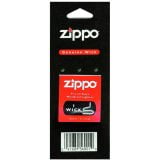 En enkelt Zippo-tændrør fremstår i en metalbeholder med en blank, sølvfarvet overflade. Tændrøret har en cylindrisk form og en kort længde. Der er en lille del af det brændbare materiale synligt, som har en lys beige farve. Øverste del af tændrøret har en fin struktur, der giver et robust udseende.
