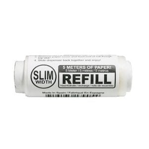 Et rullemeterpapir med en glat, hvid overflade pryder det centrale fokus. Papiret er indpakket i en brun, kraftig papæske, som har en åben ende. På forsiden er der et sort, minimalistisk logo og tekst, der angiver produktets type. Etsede linjer og måleenheder strækker sig over papiret, hvilket giver en struktureret og ensartet fremtoning.