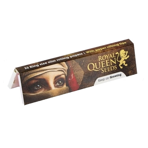 King size slim papir i hvid farve, fremstillet af tyndt, glat materiale. Papiret har en let gennemsigtig kvalitet med en fin, ensartet tekstur. Kanterne er skarpe og præcise, mens den ene side har et subtilt, trykt logo i sort. Det ligger fladt og strakt ud, hvilket fremhæver dets længde og smalhed.