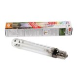 En sollys lampe med en cylindrisk form pryder midten, fremstillet af metal med en glansfuld overflade. Den har et dobbelt spektrum, der skaber en varm, gylden lysfarve. Lampens sokkel er robust og sort, mens reflektoren har en blank, sølvfarvet finish, der fremhæver lysets intensitet. Teksten på soklen er tydelig og informativ.