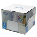 Aroma diffuseren har en cylindrisk form i lyst træ med en glat, naturlig overflade, der fremhæver træets åretegninger. Toppen er rund med en diskret åbning til dampudslip. En USB-port er placeret på siden, og der er en subtil kontrolknap på forsiden. Diffuseren har en varm, indbydende farvepalet, der giver et hyggeligt udtryk.