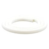 En hvid silikoneslange præsenteres med en glat og elastisk overflade. Slangen har en rund form og er let bøjet, hvilket skaber en blød kurve. Overfladen virker skinnende og reflekterer lys let. Ingen synlige knapper eller mønstre, kun en ensartet farve og struktur. Slangen er tilsyneladende fleksibel og robust, ideel til forskellige anvendelser.