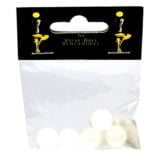 Fem kugler i forskellige farver og størrelser, fremstillet af plast, præsenteres i en tæt gruppe. Farverne inkluderer rød, blå, grøn, gul og sort, hvilket skaber en livlig kontrast. Hver kugle har en glat overflade uden synlige mønstre. De er kugleformede med en ensartet tekstur, og deres placering indikerer en potentiel brug i en shisha-ventil.