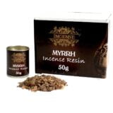 Myrrh harpiks vises i små, uregelmæssige stykker med en dyb brunlig farve, der spænder fra mørkebrun til lysere nuancer. Overfladen er glat og skinnende, med enkelte sprækker og ujævnheder. Stykkerne ligger spredt på en hvid baggrund, hvilket fremhæver harpiksens naturlige tekstur og farvevariationer. Vægten er angivet til 50 gram.