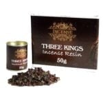 Brune, kornede stykker af røgelse fylder en gennemsigtig pakke, som er lukket med en sort etiket. Et gyldent mønster pryder etiketten, der også indeholder teksten "Ancient Three Kings". Røgelsen har en glat overflade og varierer i størrelsen fra små til lidt større granuler. Baggrunden er lys og neutral, hvilket fremhæver røgelsens naturlige farver.