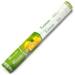 En pakke med aromatiske røgelsespinde, præsenteret i en elegant, rektangulær kasse. Kassen er prydet med en lys gul farve og indeholder et stiliseret citronsymbol. Foran ses en åben flap, der afslører røgelsespindene, som er lange og slanke, med en mørkebrun farve. Teksten på kassen er i sort og hvid, hvilket skaber kontrast mod den gule baggrund.