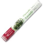 Aromatisk røgelse præsenteres i en elegant, cylindrisk pakke. Farven er en dyb grøn, der symboliserer citronella. En simpel, hvid etikette med sort tekst angiver produktets navn og egenskaber. Toppen har en let buet form, og teksturen er glat med en mat finish. Røgelsespindene indeholder fine detaljer, der indikerer naturlige ingredienser.