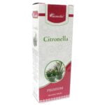 Aromatika premium røgelse i citronella præsenterer en pakke med en mat, grønlig-gul farve. På forsiden findes en illustration af citronella-planten med detaljerede blade. Teksten er trykt i hvid og sort, med en elegant skrifttype. Pakken har en lang, smal form og er lukket med en tynd, rektangulær flap. Materialet ser ud til at være papir.