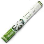 En pakke med aromatisk røgelse pryder den øverste del, hvor en dyb lilla farve dominerer. Et elegant mønster i guld omkranser tekst i hvidt, der angiver produktets navn, "Jasmine". Pakken er forsynet med en skarp, geometrisk form og en glat overflade, mens bunden har en lysere nuance, der skaber kontrast.