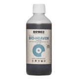 En gennemsigtig plastikflaske med en sort skruehætte indeholder en klar væske. Flasken har et enkelt design med en etikette, som præsenterer produktnavnet "BioBizz BioHeaven" i grønne og sorte skrifttyper. Etiketens baggrund er hvid med grønne elementer, og der er forskellige symboler og oplysninger om produktet. Flaskens form er slank og cylindrisk.