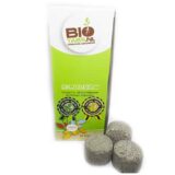 Ti tabletter præsenteres i en sort, genkendelig emballage med en mat overflade. Hver tablet har en rund form og en lys grå farve med små prikker, der indikerer en granularitet. Emballagen har en tydelig tekst, der angiver produktnavn og ingredienser i hvid skrift, samt et symbol, der indikerer, at produktet er naturligt.