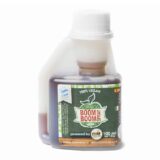 En 100 ml flaske med en slank, cylindrisk form. Flasken er transparent og indeholder en klar væske. Etiketens baggrund er grøn med hvide og sorte skrifttyper, der angiver produktnavnet "Boom Rescue and Booster". Øverst er der et hvidt låg med en dråbetæller. Nederst ses et logo med en stiliseret plante.