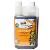 En plastflaske med en slank, cylindrisk form indeholder en klar væske. Flasken har en hvid etiket med grønne og sorte skrifttyper, der angiver produktnavnet. Låg er skrueformet, og flaskens øverste del har en lille, rund åbning. Et simpelt, grafisk symbol pryder etiketten, og der er en usædvanlig, let glansfuld overflade på flaskens krop.