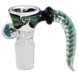 En skål fremstillet af klart glas pryder en dyb sort farve, som danner en kontrast til en grøn spiral, der elegant snor sig indad. Skålens kant er let bølget, hvilket tilføjer en organisk form til designet. Overfladen har en glat, skinnende tekstur, der reflekterer lys og fremhæver de farverige detaljer i mønsteret.
