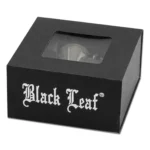 En skål med en svungen form, fremstillet af klart glas, prydet med en sort, bladværkslignende dekoration. Overfladen er glat og reflekterer lyset, hvilket skaber en glimtende effekt. Mønsteret fremstår organisk, med bølgede linjer og detaljer, der tilføjer dybde og tekstur. Skålen har en solid bund, der sikrer stabilitet.