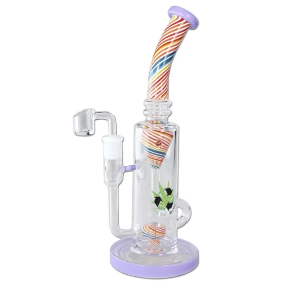 En sort bong i glas præsenterer sig med en slank, cylindrisk form og en krum hals. Overfladen har en glat, blank tekstur, der reflekterer lys. Nederst er der en bred fod, som stabiliserer bongens opretstående position. Det tilhørende rør har en dyb lilla farve, der står i kontrast til det sorte glas, hvilket skaber et iøjnefaldende udseende.