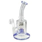 Dab riggen er 24 cm høj og har en klar, transparent glasstruktur med en let blålig nuance. Den har en bobleformet kammer, der samles i en konisk hals. Et integreret perkolator-system sikrer vandfiltrering. Der er en flad bund, som giver stabilitet, og riggen har en dekorativ, farvet sløjfe ved halsen. Designet inkluderer en indgang til en dabber og en åbning til røgudslip.