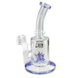 Dab riggen er 24 cm høj og har en klar, transparent glasstruktur med en let blålig nuance. Den har en bobleformet kammer, der samles i en konisk hals. Et integreret perkolator-system sikrer vandfiltrering. Der er en flad bund, som giver stabilitet, og riggen har en dekorativ, farvet sløjfe ved halsen. Designet inkluderer en indgang til en dabber og en åbning til røgudslip.