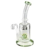 En grøn dab rig med en slank, cylindrisk form og en bred, stabil bund. Overfladen har en glat, skinnende glasstruktur. En lang hals fører op til en krum udløb, der afsluttes med en buet mundstykke. På siden er der en lille perkolator med flere huller, som giver en kompleks vandfiltrering. Det samlede design er minimalistisk og funktionelt.