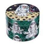 Champ High Space Trip 3 er en skateboard deck med en rektangulær form, der har en glat overflade i en mørkeblå nuance. Mønsteret inkluderer geometriske former i lyse farver som rød, gul og hvid, der skaber en dynamisk kontrast. Kanten er afrundet, og der er synlige skruer til montering. Bunden har en mat finish, der fremhæver designet.
