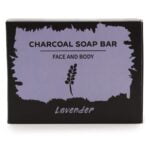 En sort sæbebar i en rektangulær form præsenterer sig med en glat overflade og en let mat finish. Sæben har en subtil lavendelduft, der antydes ved en lys lilla nuance, der er indarbejdet i materialet. Teksten "Charcoal Soap" er indgraveret i en elegant skrifttype, hvilket tilføjer et stilrent udtryk.