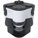 Drizzle Merlin 400 starter kit præsenterer en kompakt enhed med en glat, sort overflade og en sølvgrå detalje. En stor, rund knap med en akryloverflade er placeret centralt. Ved siden af knappen sidder en digital skærm med klare, hvide tegn. Kit'et inkluderer også en slank, fleksibel slange og en række vedhæftede dele, der er organiseret i en praktisk kasse.