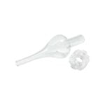 En firkantet quartz banger med en transparent, glat overflade, der reflekterer lys. Den har en tykkelse, der indikerer holdbarhed, med en præcist formet skål til opvarmning. En bred, flad bund sikrer stabilitet, mens det runde, åbne topdesign giver adgang til indholdet. Kanten er let afrundet, hvilket giver et blødt udtryk. Farven er klar med subtile nuancer.