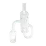En quartz banger med firkantet form og en glat, gennemsigtig overflade dominerer beskrivelsen. Den har en 18,8 mm åbning i bunden, der sikrer en tæt forbindelse til en passende rig. Kanten er let afrundet, hvilket giver en blød overgang. Materialet er klart med en let reflekterende tekstur, der fremhæver bangerens minimalistiske design.