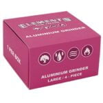En stor kvadratisk kværn med en rosa overflade, dækket af en glat, mat finish. Kværnen har en tre-delt konstruktion og en skarp tandstruktur indvendigt, der er designet til at kværne urter effektivt. Låget har en skridsikker kant, og der er små huller til at udlede det kværnede materiale. Farven er ensartet, med en let glans.