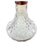 En 45 cm stor loftlampe med en rund, flad skærm i opalhvidt glas. Skærmen har en blød, glat overflade og er omkranset af en tynd, metalring i en mat, sølvfarvet finish. Lampens ophæng er diskret og elegant, hvilket giver en moderne og minimalistisk fremtoning. Lyset diffunderes jævnt gennem skærmen, hvilket skaber en behagelig belysning.